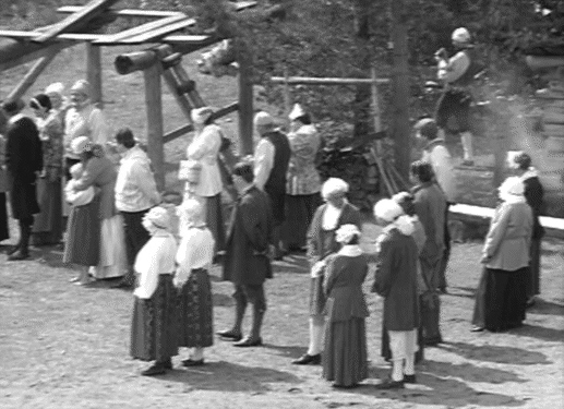 Pihamaalla.jpg (101051 bytes)